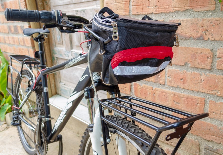 Bolso para manillar con soporte colocado en bicicleta